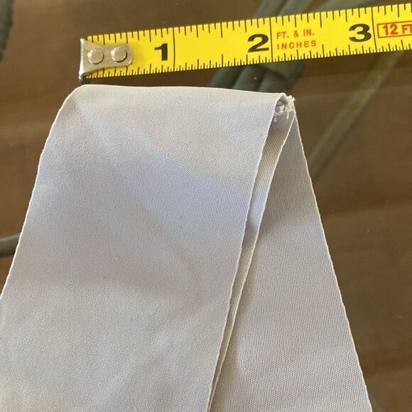 Elegant Lace Bra in Light Gray, adj front hook, smooth back, wide straps. New - Picture 3 of 5